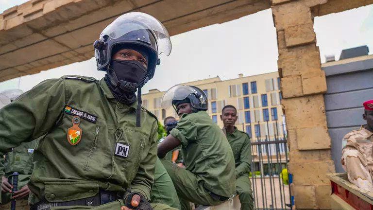 Attaque terroriste à l&rsquo;aéroport international de Niamey : 11 morts