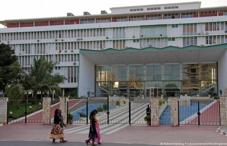 Révision constitutionnelle au Sénégal : le projet du Pastef adopté dans un climat de tension