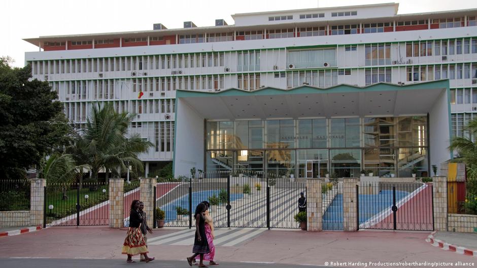 Révision constitutionnelle au Sénégal : le projet du Pastef adopté dans un climat de tension