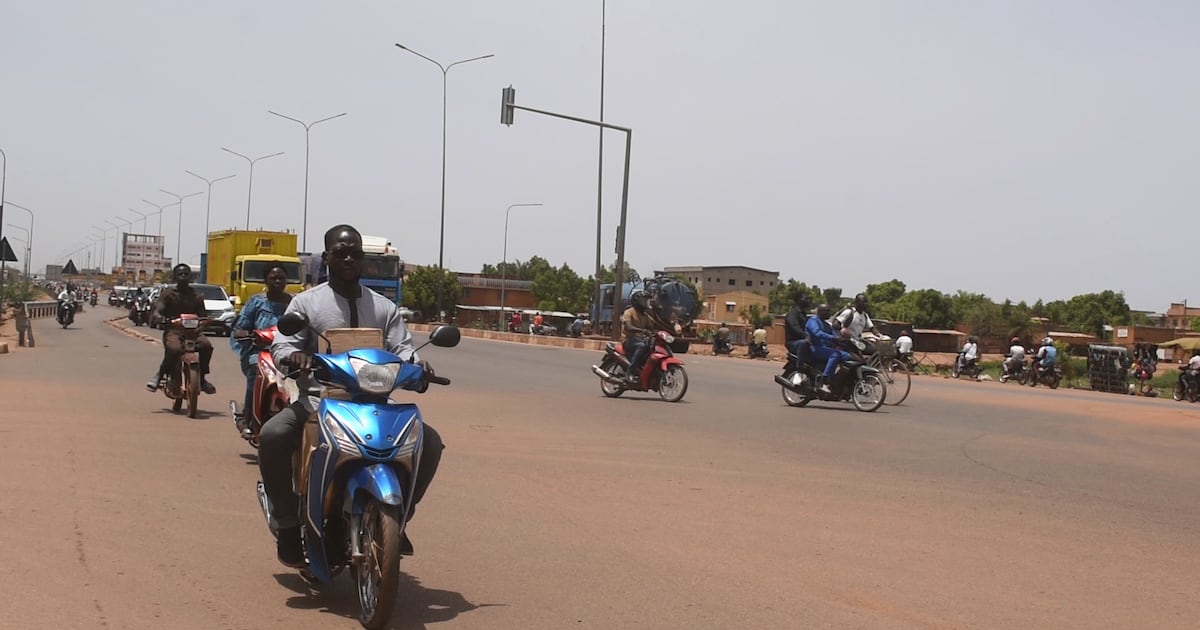 Autorisation des motos Mio sur les pistes cyclables au Burkina Faso : entre innovation et inquiétudes