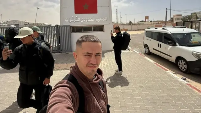 Une manifestante brandit un drapeau du Sahara occidental lors d’une protestation