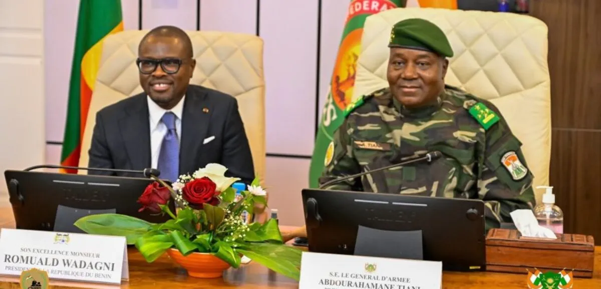 Le président béninois Romuald Wadagni et le général nigérien Abdourahamane Tiani lors de leur rencontre à Niamey
