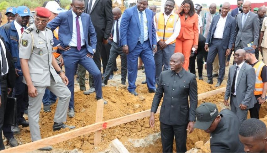 Le président gabonais Oligui Nguema lors d'une visite sur le chantier de construction de logements sociaux à Bikélé