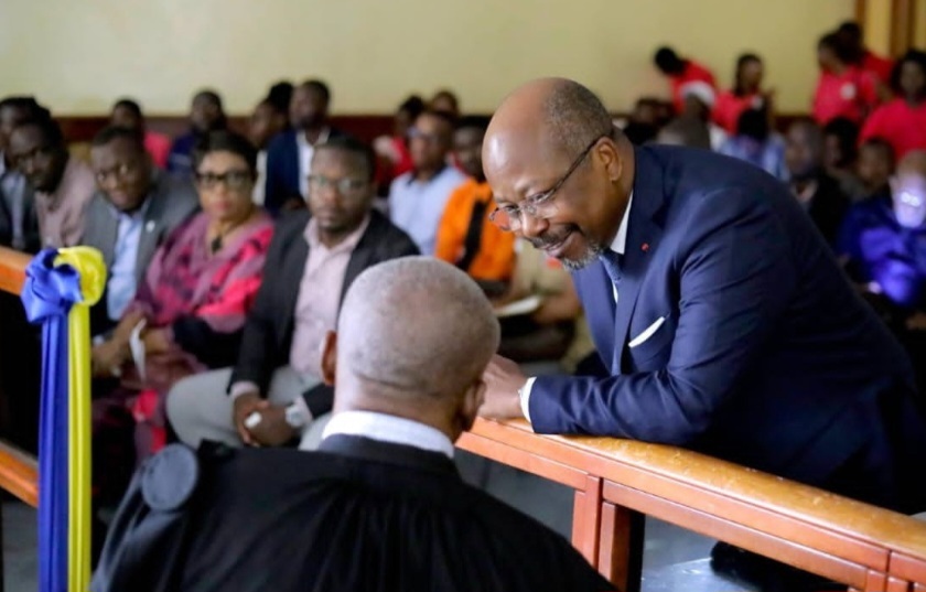 Bilie By Nze et son avocat en discussion lors d'un procès au tribunal