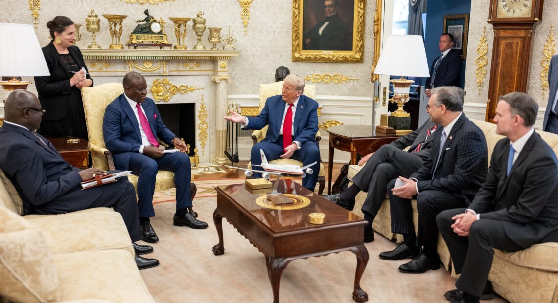 Les présidents Oligui Nguema et Donald Trump lors d'une rencontre officielle