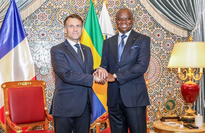 Emmanuel Macron et Brice Clotaire Oligui Nguema lors d