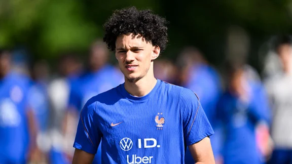 Maghnes Akliouche, joueur de football, en action
