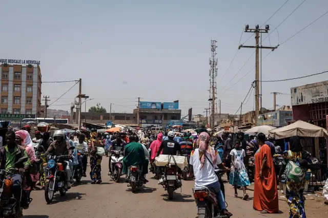 Vue d’un marché malien animé.