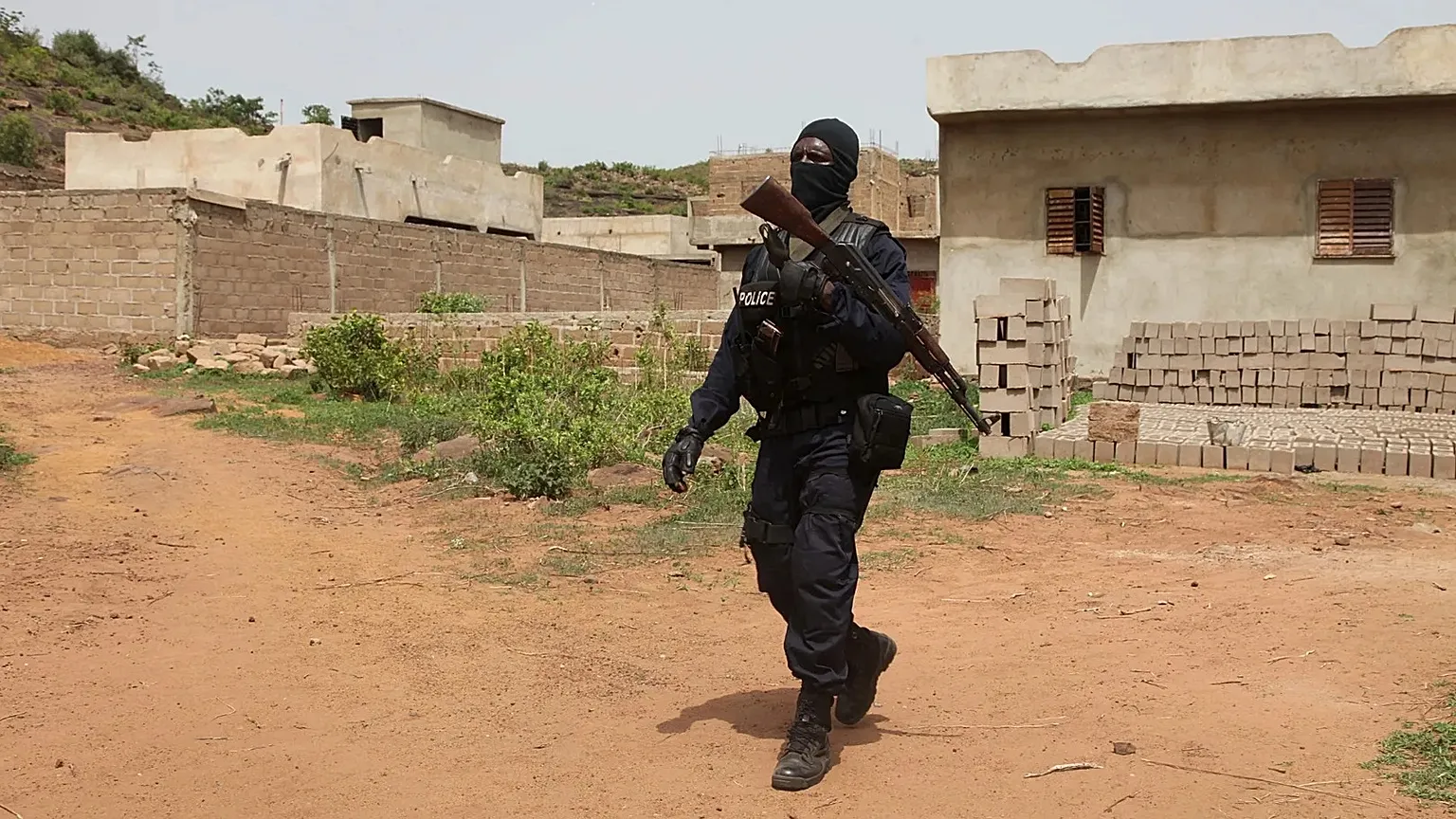 Un policier malien en patrouille près d'un complexe touristique de Bamako