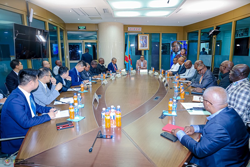 José Mpanda Kabangu en discussion avec la délégation chinoise