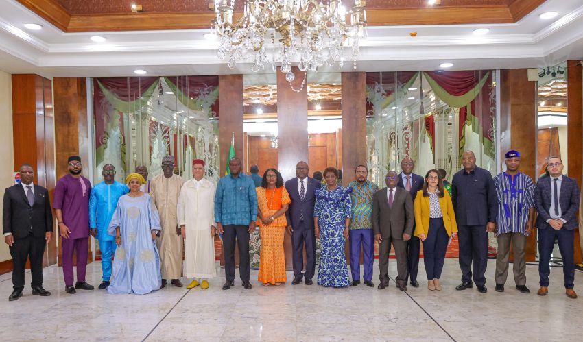 Président Oligui Nguema entouré de diplomates africains