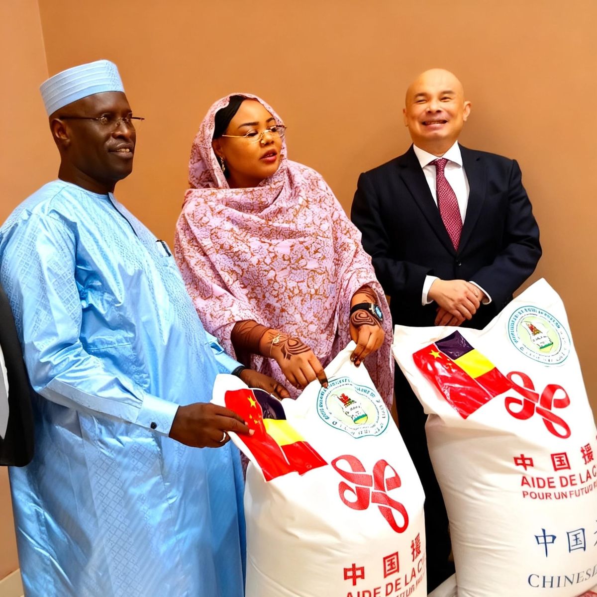 Un conteneur de riz marqué du drapeau chinois et tchadien, symbole de l'aide alimentaire