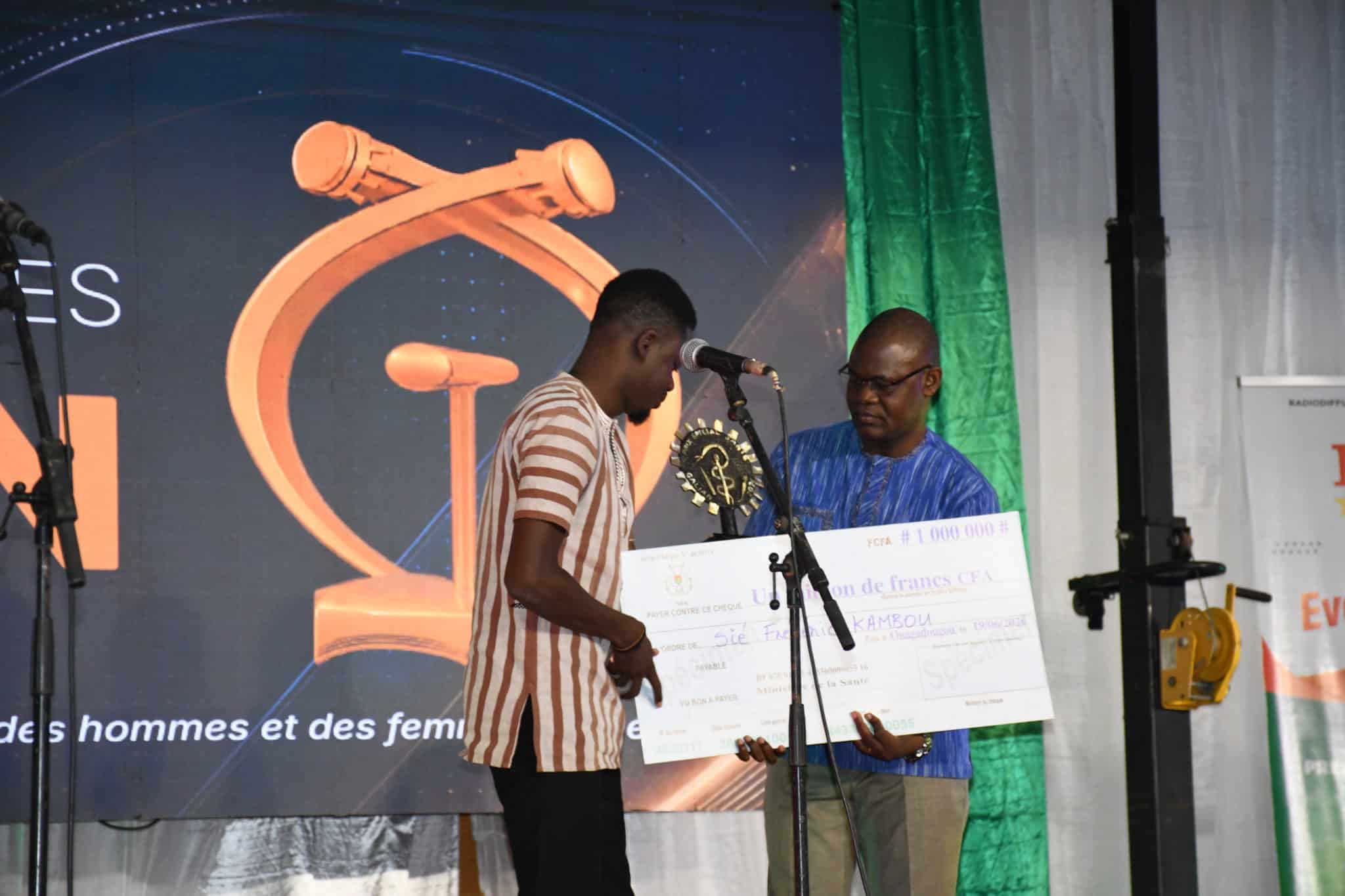 Sié Frédéric Kambou recevant son prix Galian