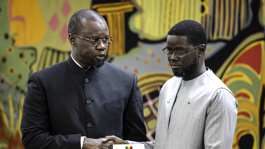 Ousmane Sonko (à gauche) et Bassirou Diomaye Faye (à droite) lors d’une rencontre au palais présidentiel de Dakar en octobre 2025