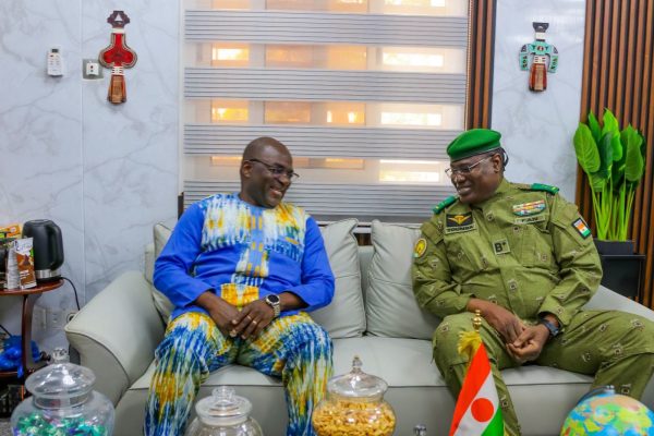 Niamey : une rencontre clé pour l&rsquo;avenir de l&rsquo;AES entre le général Toumba et Bassolma Bazié