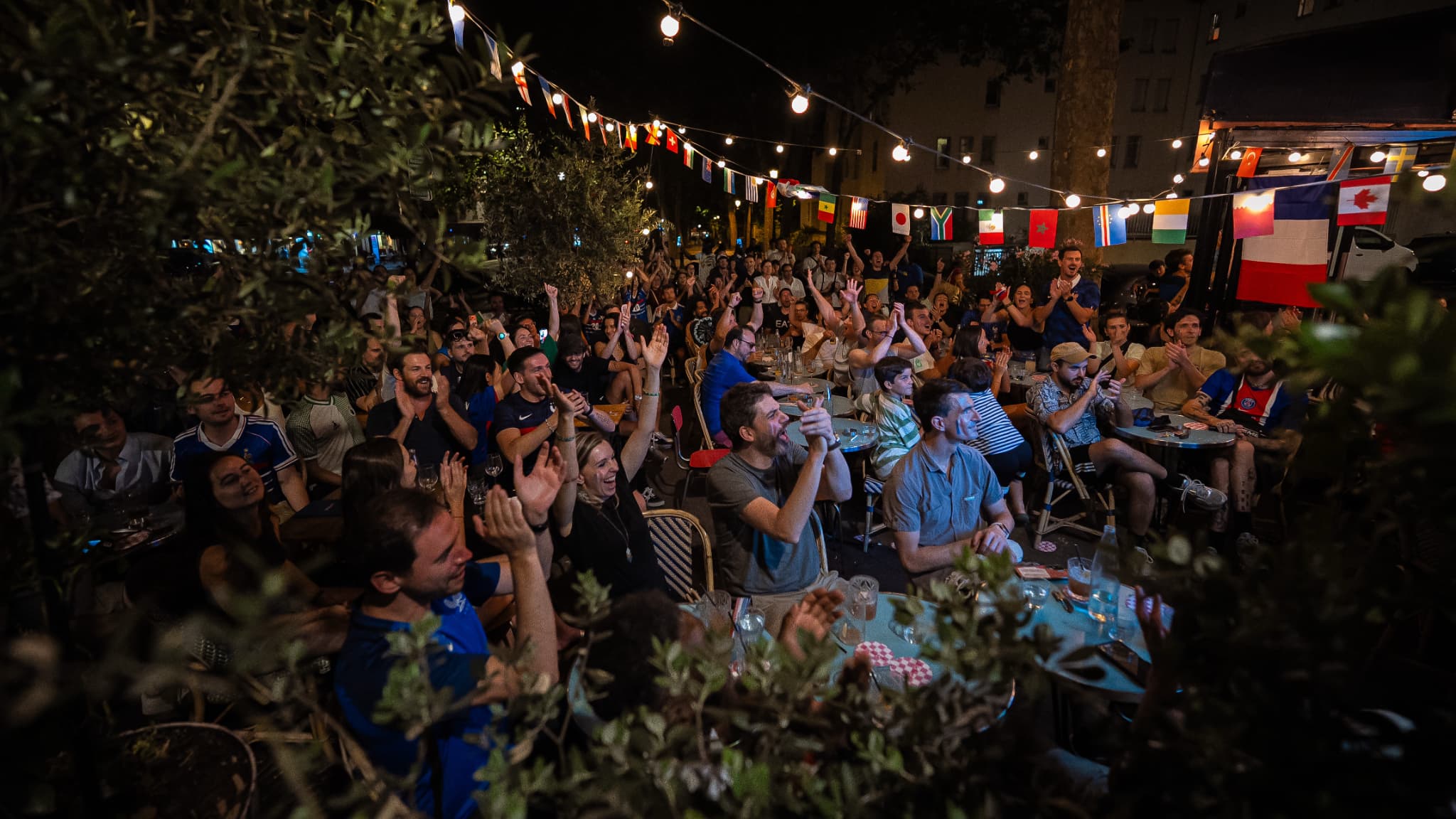 Une nuit de célébration maîtrisée à Paris après la victoire de la France contre le Maroc
