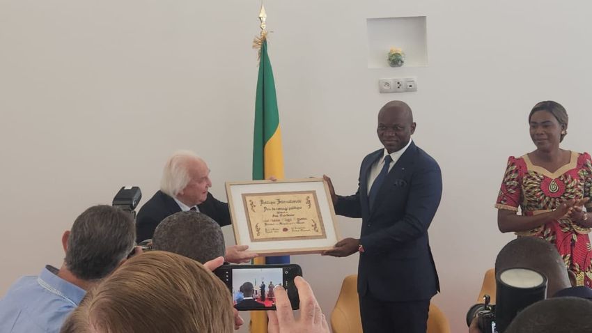 Gabon : le président Oligui Nguema honoré pour son leadership audacieux
