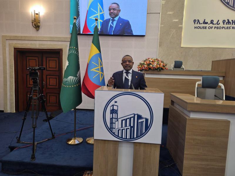 Démocratie africaine en danger : un sénateur congolais dénonce les réformes constitutionnelles ambiguës