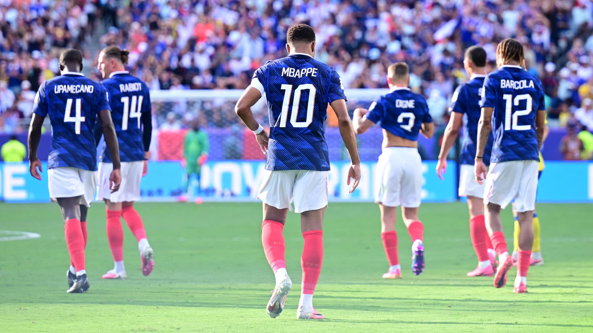 Domination totale des Bleus face à la Suède : la France impressionne la planète football