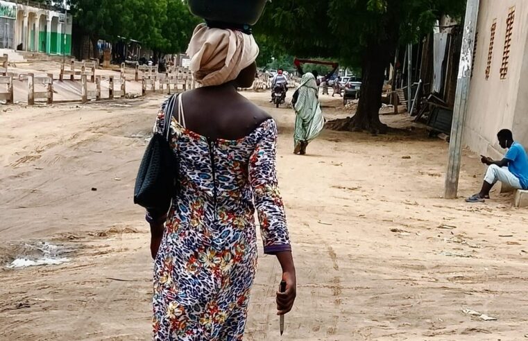 À N’Djamena, Léa mise sur le commerce du manioc pour assurer son avenir scolaire