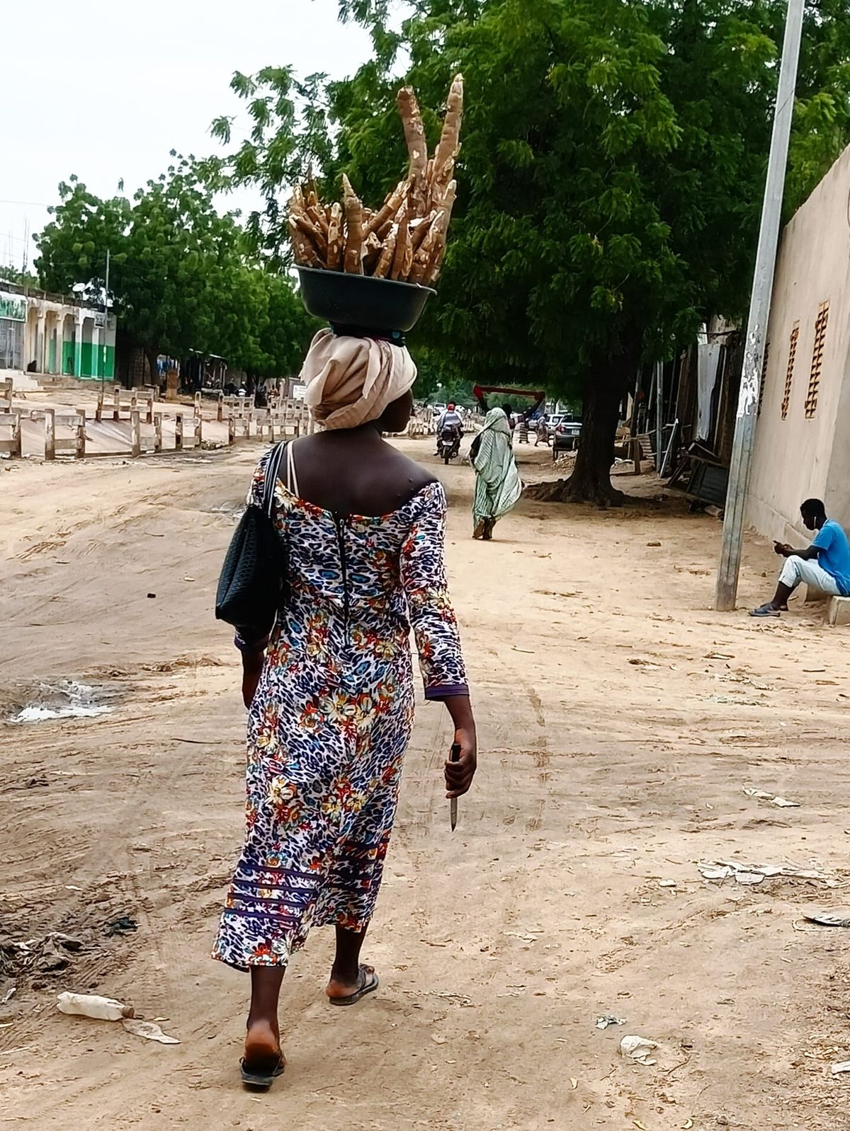 À N’Djamena, Léa mise sur le commerce du manioc pour assurer son avenir scolaire