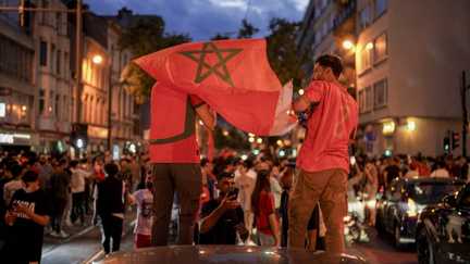 Des supporters du Maroc lors de célébrations à Anvers, en Belgique, le 4 juillet 2026, à la suite de la victoire de leur équipe face au Canada en 8e de finale de la Coupe du monde. (SANAD LATIFA / MIDDLE EAST IMAGES / AFP)