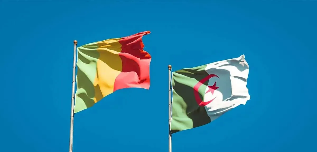 Carte de l'Algérie et du Mali avec une poignée de main symbolisant la réouverture des relations diplomatiques