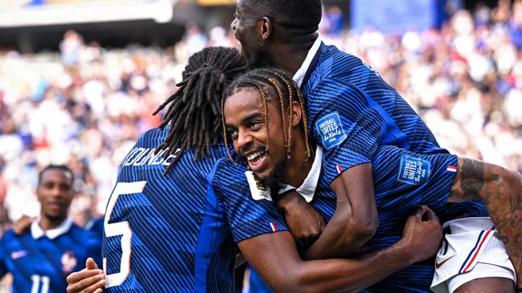 Bradley Barcola en action avec le maillot de l’équipe de France