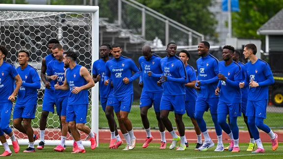 Joueurs de l’équipe de France en discussion dans les vestiaires