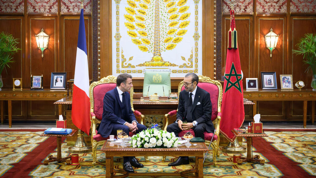 Le président Emmanuel Macron et le roi Mohammed VI lors d'un entretien à Rabat en 2024