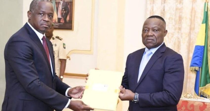 Hermann Immongault et Dieudonné Aba'a Owono lors de la transmission du rapport
