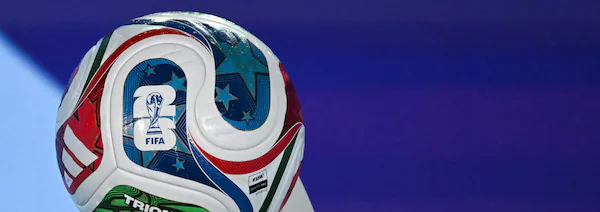 Le ballon tient sur un présentoir.