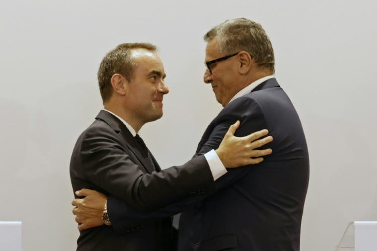 Sébastien Lecornu et Aziz Akhannouch échangent une accolade lors de leur conférence de presse