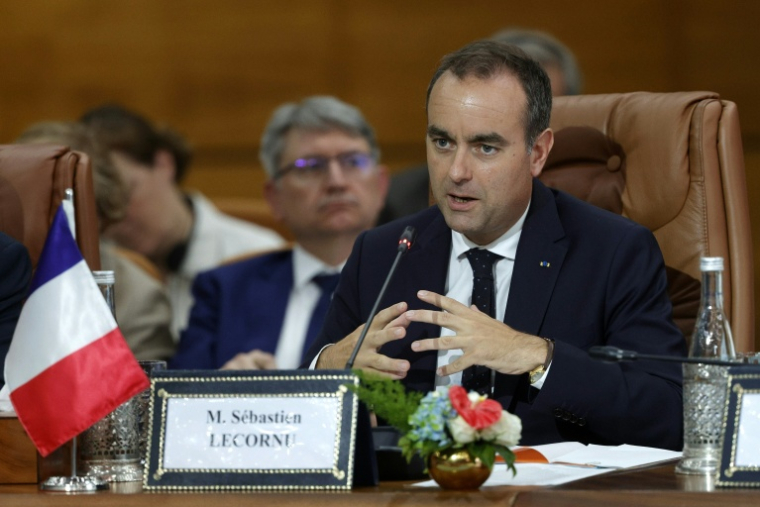 Sébastien Lecornu lors d’une séance plénière avec des ministres marocains