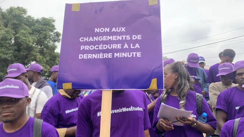 Étudiant camerounais préparant son dossier de visa pour la France