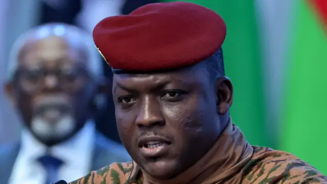 Portrait du capitaine Ibrahim Traoré en tenue militaire beige et béret rouge, lors d'un entretien télévisé