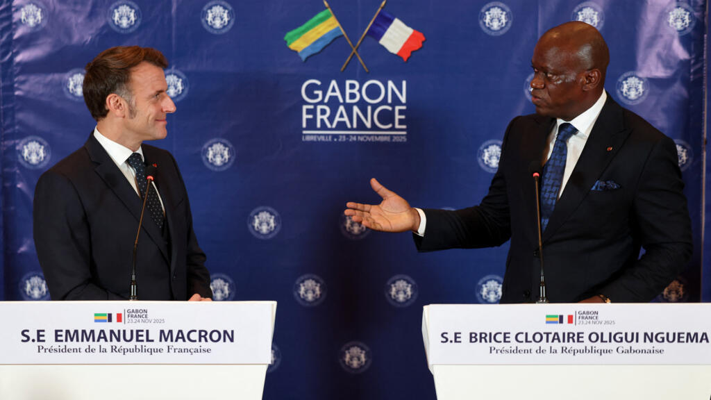 Réunion entre les présidents français et gabonais, Emmanuel Macron et Brice Oligui Nguema, lors d'une conférence de presse conjointe à Libreville, le 23 novembre 2025.