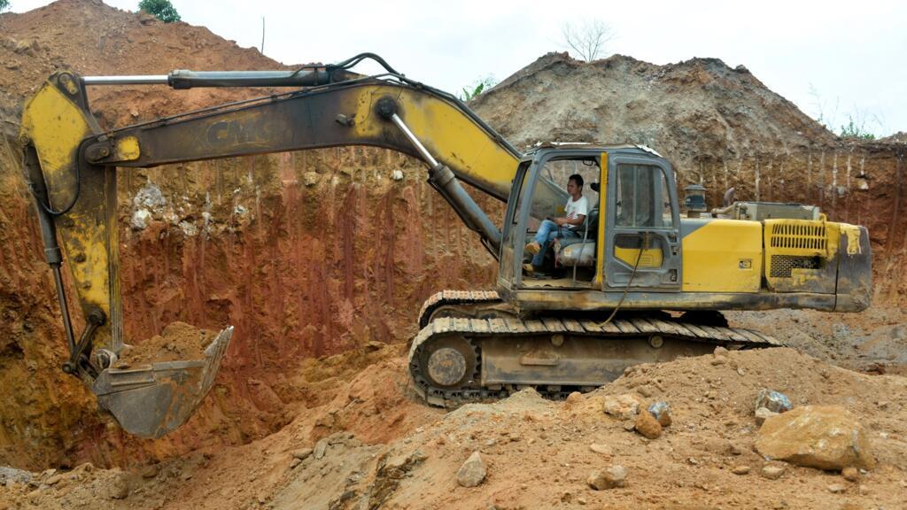 Un bulldozer sur un site minier à Betare Oya, au Cameroun