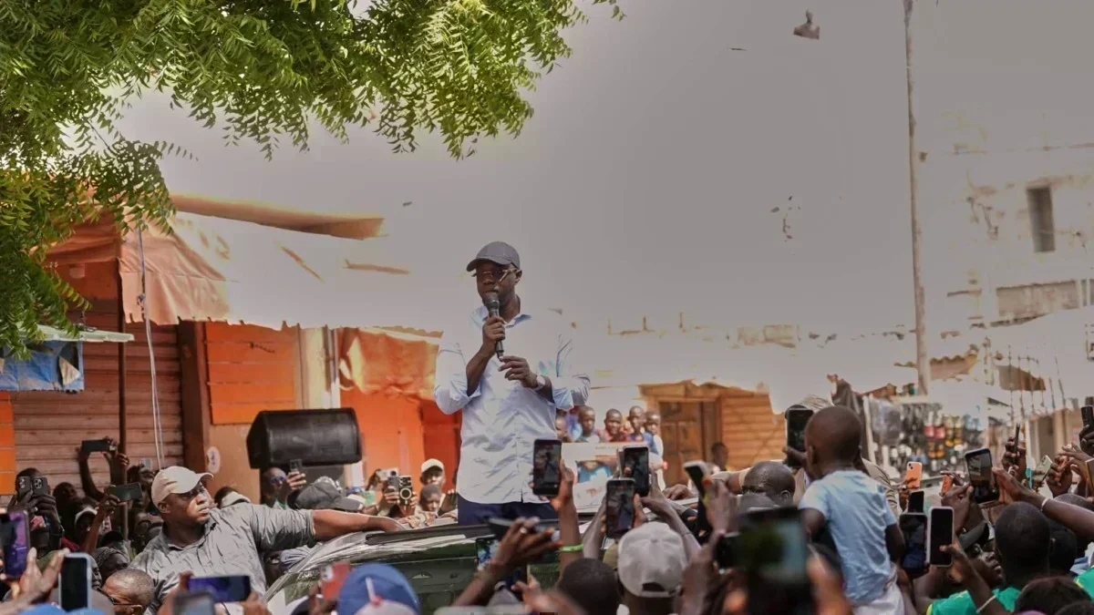Sonko et les militants de Pastef à Bargny Sonko entouré de militants de Pastef lors de son passage à Bargny