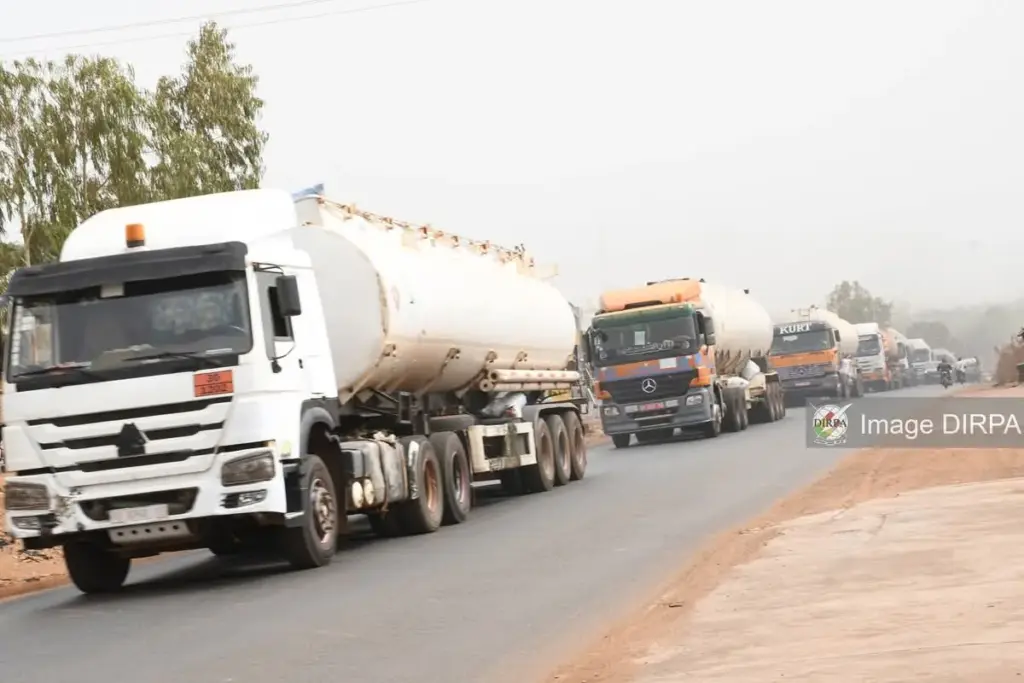 Transport de carburant à Bamako : un convoi historique de 840 camions-citernes sécurisé par l&rsquo;armée