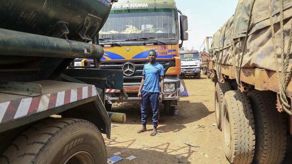 File d’attente de camions sur l’axe routier entre Douala et Bangui, illustrant les défis logistiques actuels