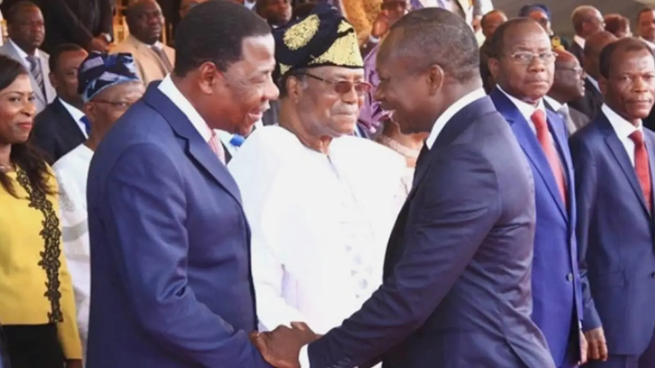 Les présidents Nicéphore Soglo (en blanc, au fond), Boni Yayi (à gauche) et Patrice Talon (à droite), figures politiques vénérables du Bénin