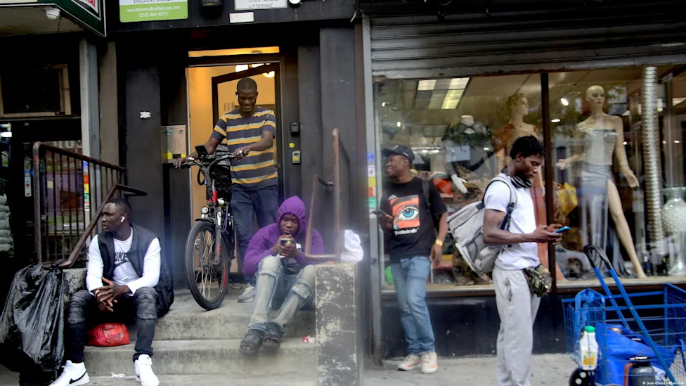 Manifestation de migrants africains devant un tribunal à Yaoundé