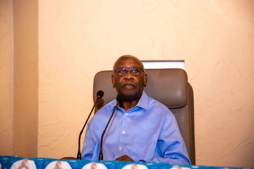 Portrait officiel de Laurent Gbagbo entouré de plusieurs membres du PPA-CI