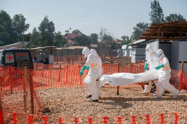 Soignant en combinaison de protection contre Ebola dans une zone rurale de RDC