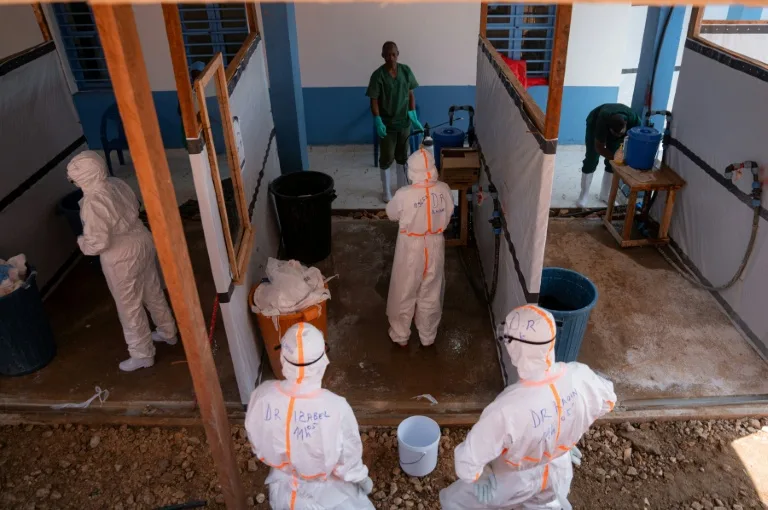 Soignants en combinaison de protection lors d'une intervention contre Ebola en rDC