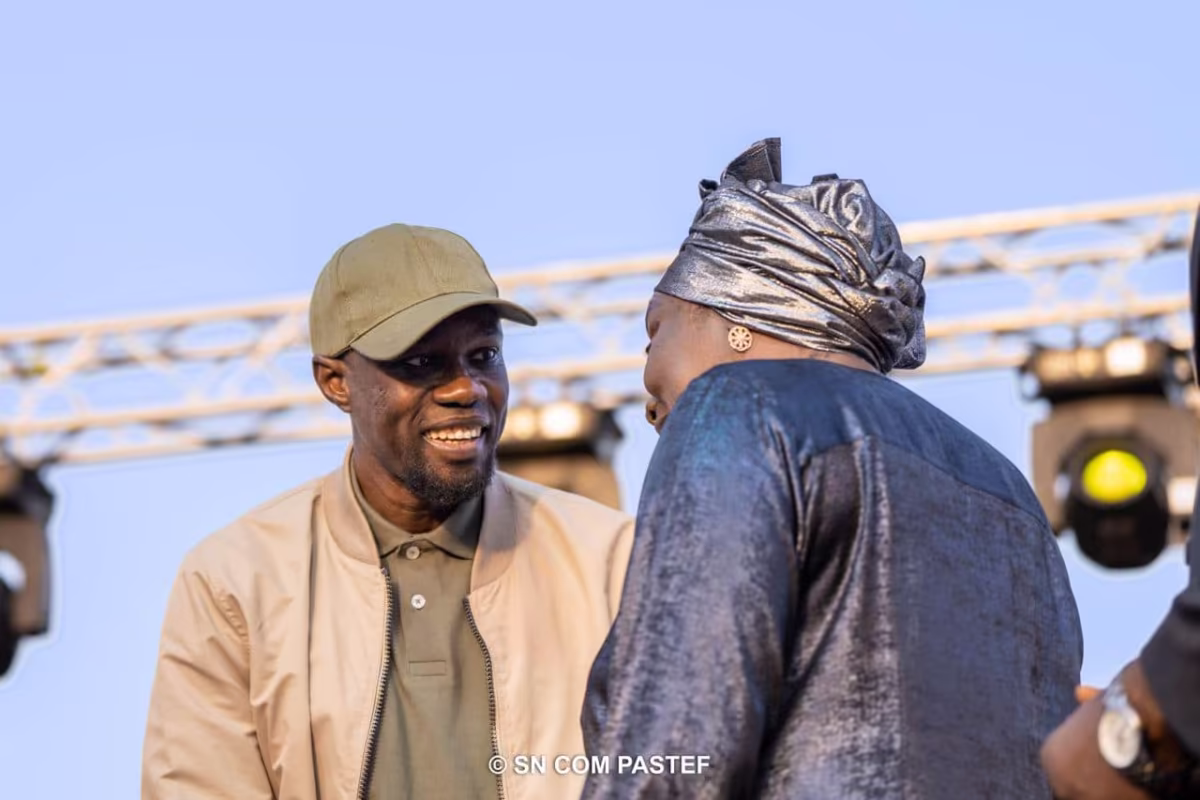 Sonko et Touré : une relation politique en crise Ousmane Sonko et Aminata Touré lors d'une conférence de presse au Sénégal