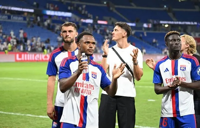 Action de football lors d'un match de Ligue 1 entre l'OL et une autre équipe