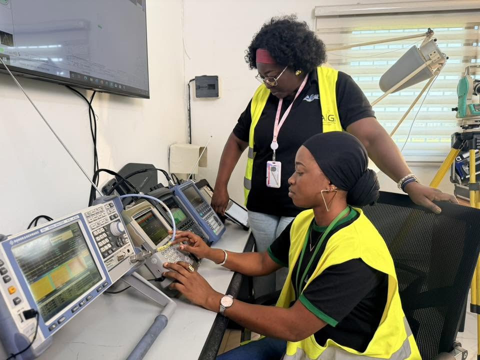 La gestion des fréquences radio en Côte d’Ivoire : ce que cache vraiment le spectre des ondes