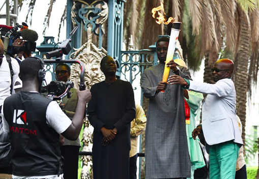 JOJ 2026 : Diomaye Faye confie la flamme olympique à la jeunesse sénégalaise